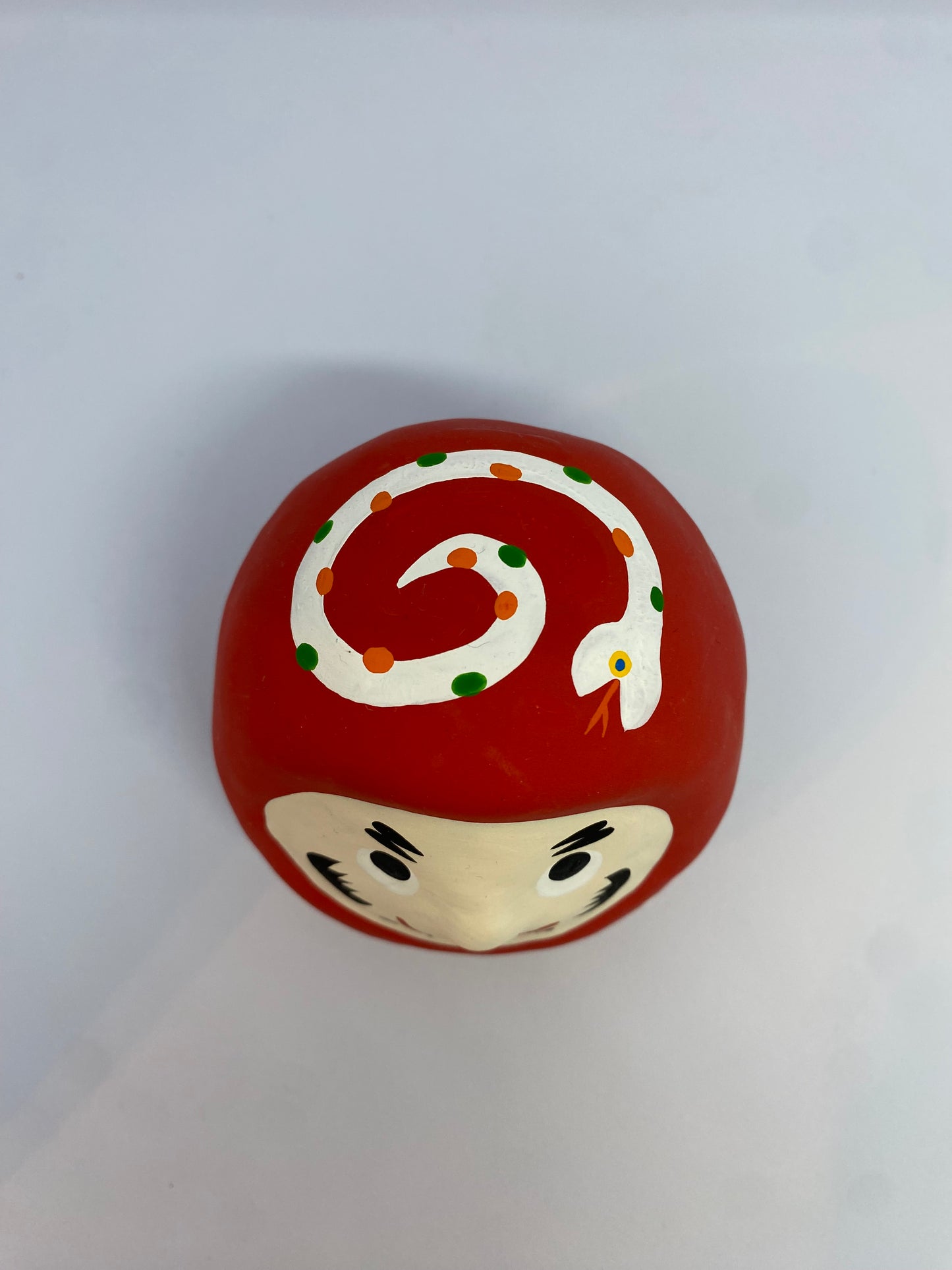 Daruma con hebi, Cerámica Seto. Gangu Koubou